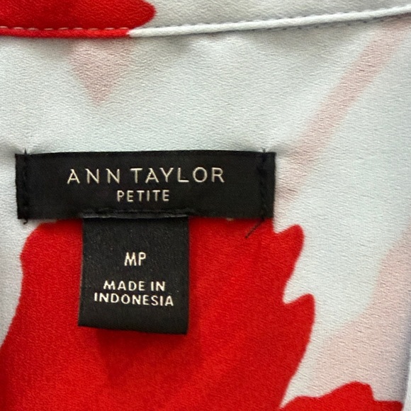 Ann Taylor Medium Petite Red Floral Lightweight Work or Casual Blouse - Picture 11 of 15